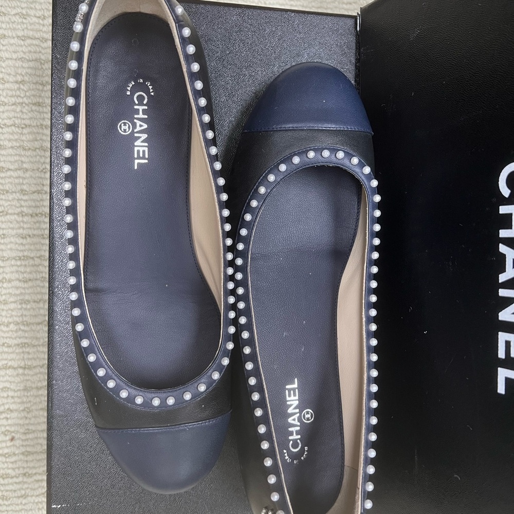 🔴Authentic CHANEL Women's Black & Navy Leather Ballet Flats with Pearl🔴 - Picture 2 of 9